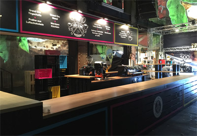 Degustationstheke mit Einbauten, Ausschankbereich und Bar-Insel